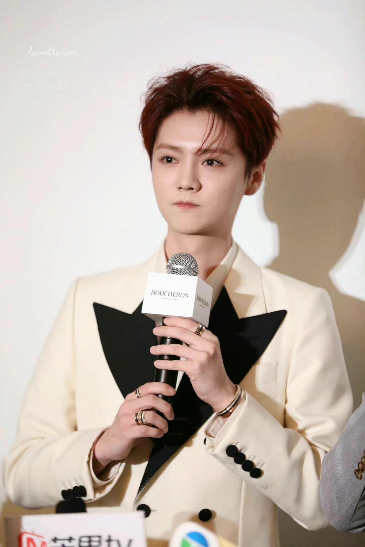 鹿晗红发生图火了！穿白色西装参加活动，脸发腮下轮廓线都没了