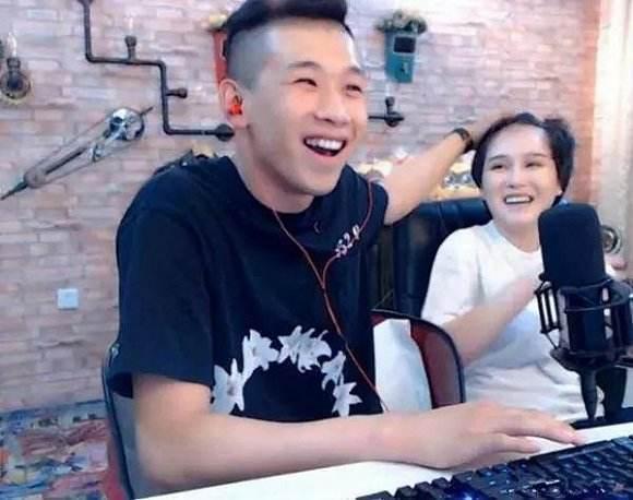 网红散打哥成公敌，祁天道泪洒直播间恳求粉丝维护散打哥！