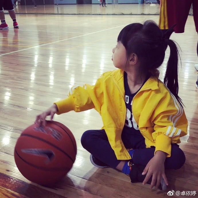 37岁卓依婷晒女儿照片，网友惊呼：整个歌坛都在等你长大