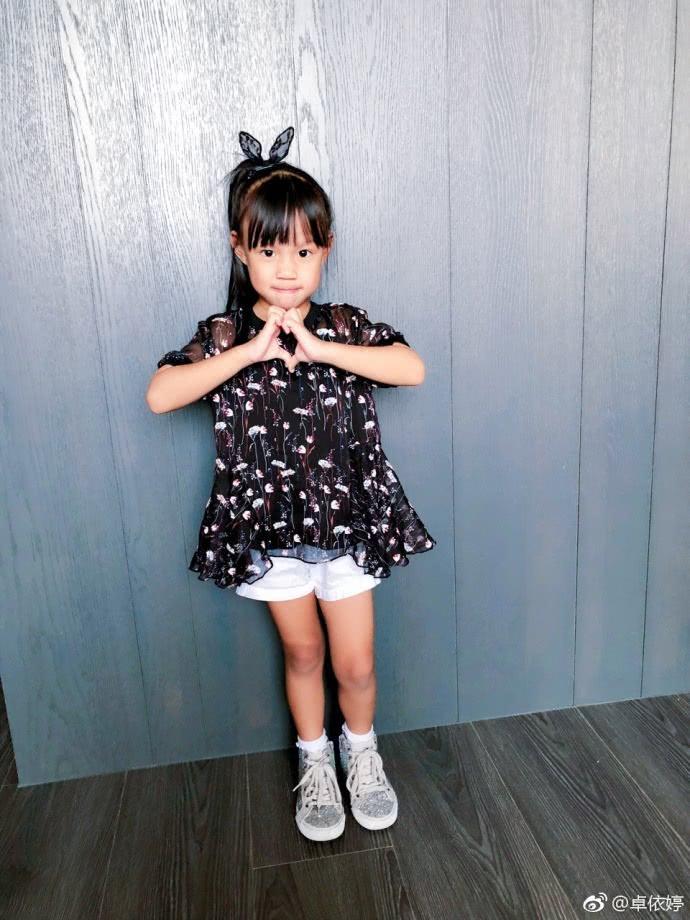 37岁卓依婷晒女儿照片，网友惊呼：整个歌坛都在等你长大