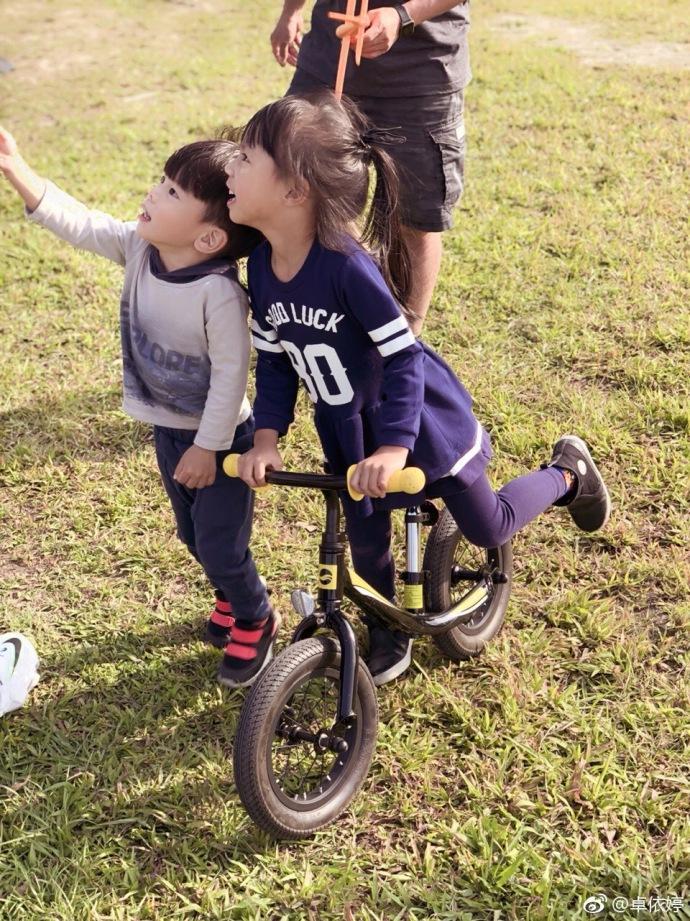 37岁卓依婷晒女儿照片，网友惊呼：整个歌坛都在等你长大