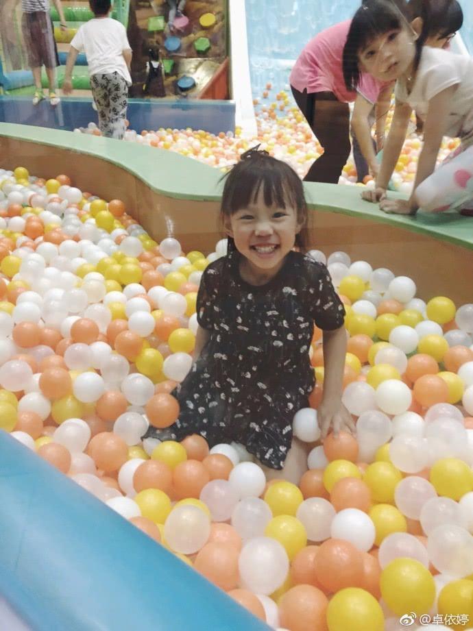 37岁卓依婷晒女儿照片，网友惊呼：整个歌坛都在等你长大