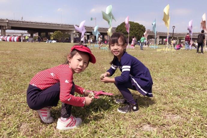 37岁卓依婷晒女儿照片，网友惊呼：整个歌坛都在等你长大