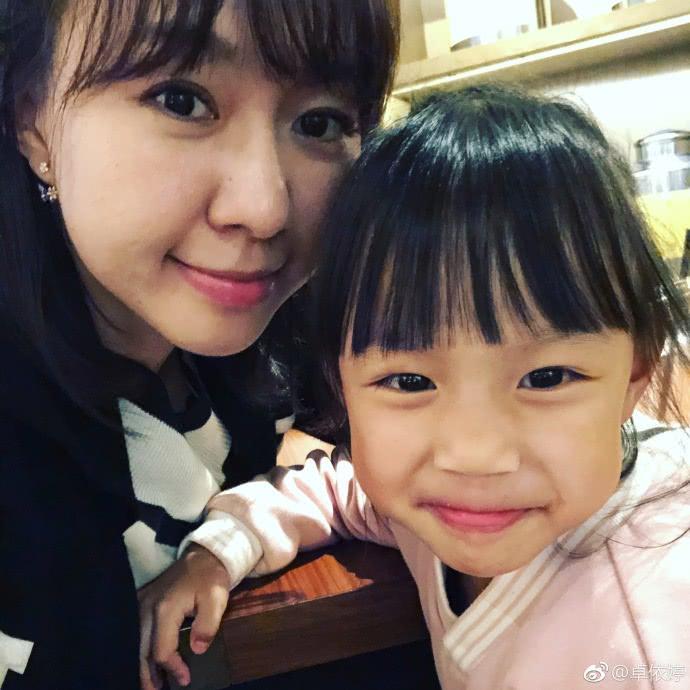 37岁卓依婷晒女儿照片，网友惊呼：整个歌坛都在等你长大