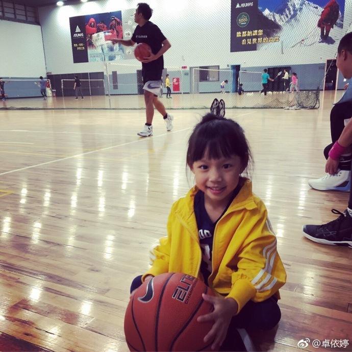 37岁卓依婷晒女儿照片，网友惊呼：整个歌坛都在等你长大