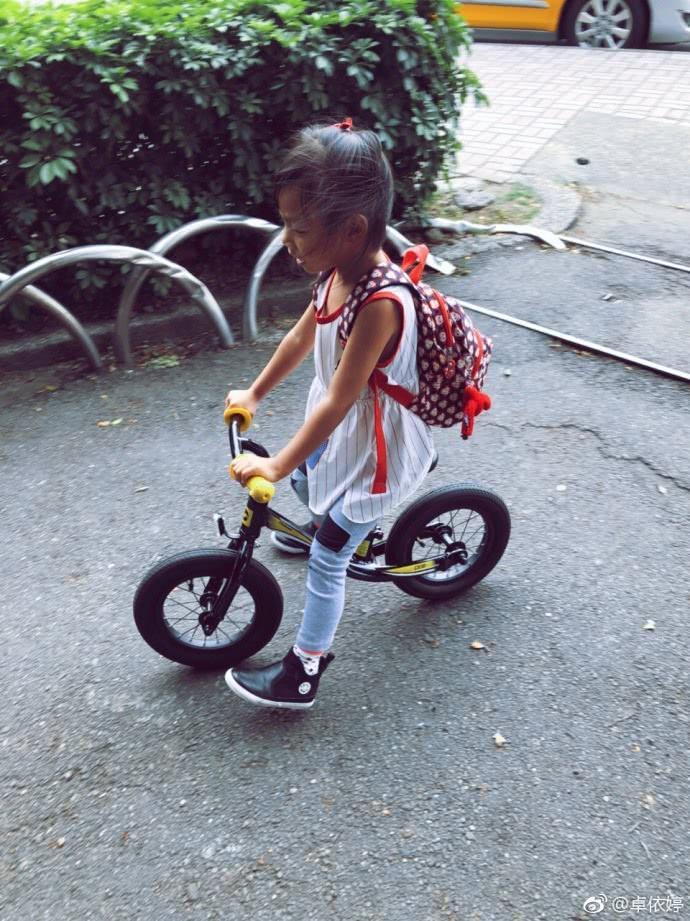 37岁卓依婷晒女儿照片，网友惊呼：整个歌坛都在等你长大