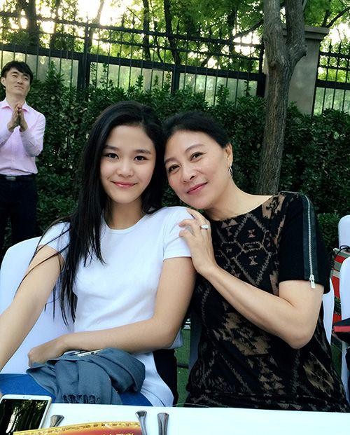 岳红的女儿岳以恩不好看太丑了演技太差？岳以恩资料男朋友是谁