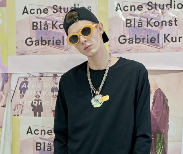 陈赫把王思聪吃热狗照印衣服上卖，价格一言难尽，王思聪亲自回应