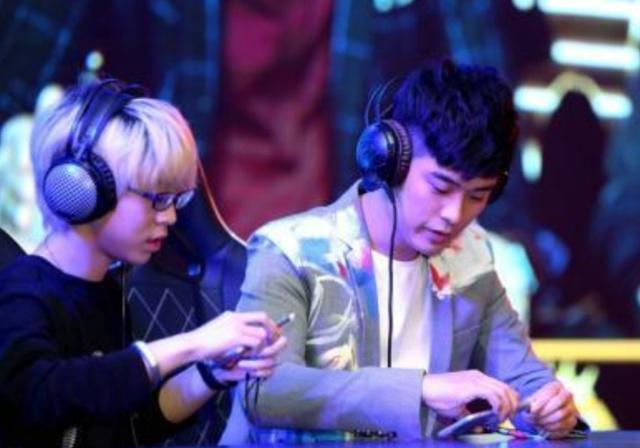 陈赫把王思聪吃热狗照印衣服上卖，价格一言难尽，王思聪亲自回应