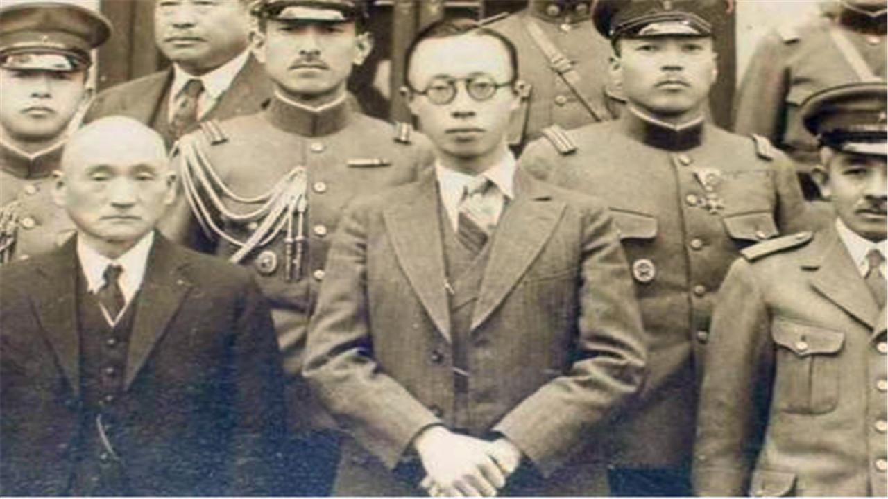 溥仪简介及一生（溥仪一生跌宕起伏，悲惨命运从小注定，临死前遭受极大痛苦）