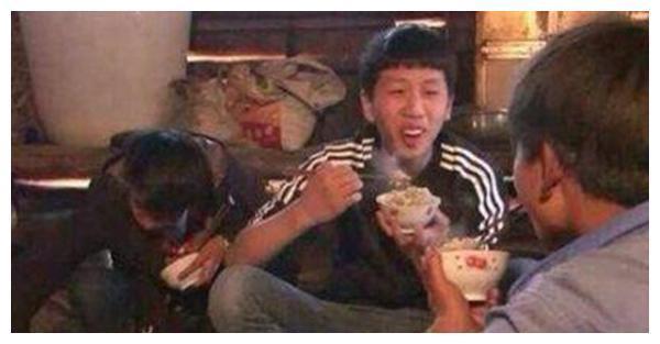 变形记最具正能量的他，供农村妹妹上大学，还将她带到自己家里