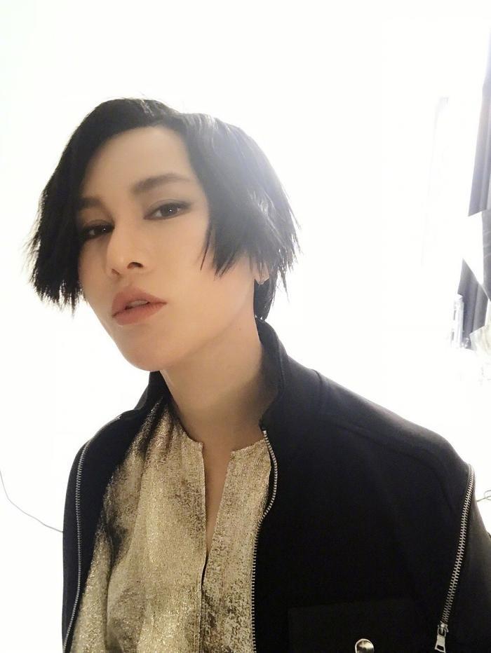 相比尚雯婕不买水军上热搜，某明星因绯闻疑似买自己“下热搜”