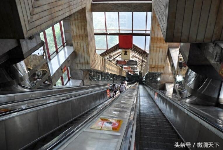 山城重庆有个大电梯,长100多米,每人收费2元