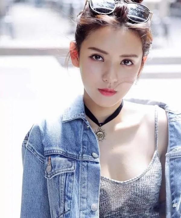 王思聪最美前女友!29岁张予曦瘦成纸片人,筷子腿比郑爽还细