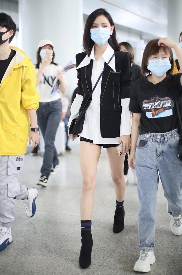 王思聪最美前女友!29岁张予曦瘦成纸片人,筷子腿比郑爽还细