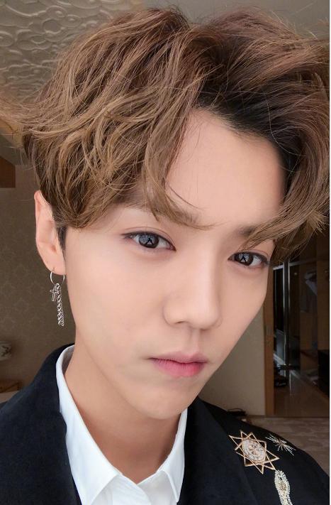 鹿晗自拍照,网友:这大脑门、尖下巴差点没认出来