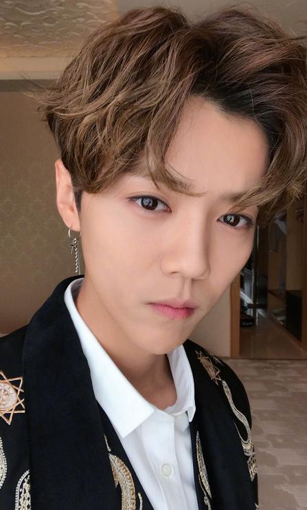 鹿晗自拍照,网友:这大脑门、尖下巴差点没认出来