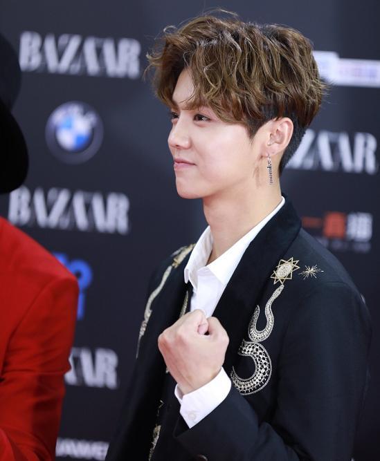 鹿晗自拍照,网友:这大脑门、尖下巴差点没认出来