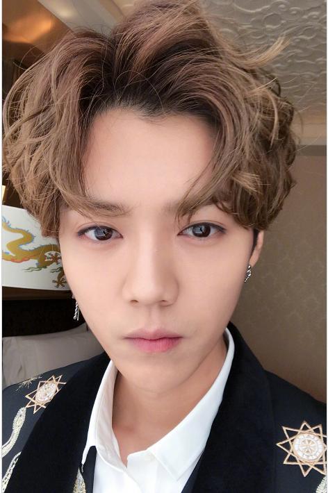 鹿晗自拍照,网友:这大脑门、尖下巴差点没认出来