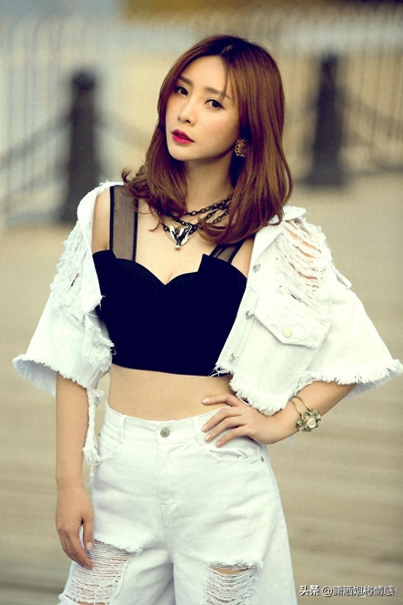 柳岩写真合集：完美身材加上天使面容，网友：这身材绝了