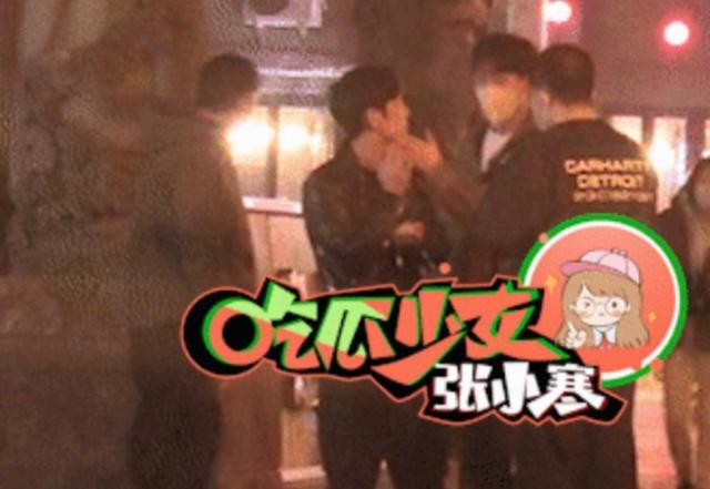 何炅家庭成员简介(与神秘男摸脸杀十指相扣)(2)