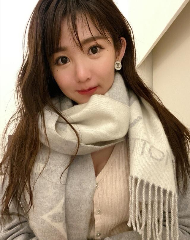 郭书瑶童颜惊人（30岁郭书瑶生了娃还像学生妹）