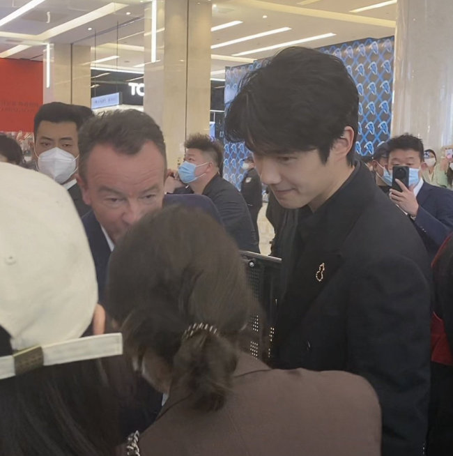 刘昊然郑州活动路透 是文质彬彬的小公子没错了  