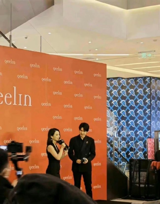 刘昊然郑州活动路透 是文质彬彬的小公子没错了  