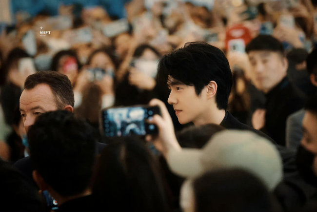 刘昊然郑州活动路透 是文质彬彬的小公子没错了  