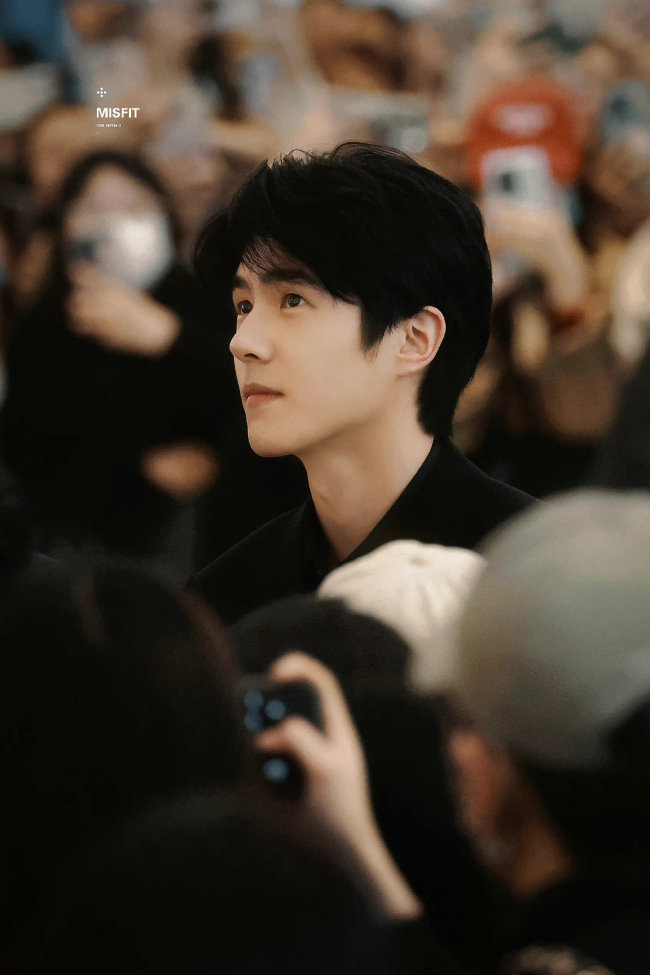 刘昊然郑州活动路透 是文质彬彬的小公子没错了  