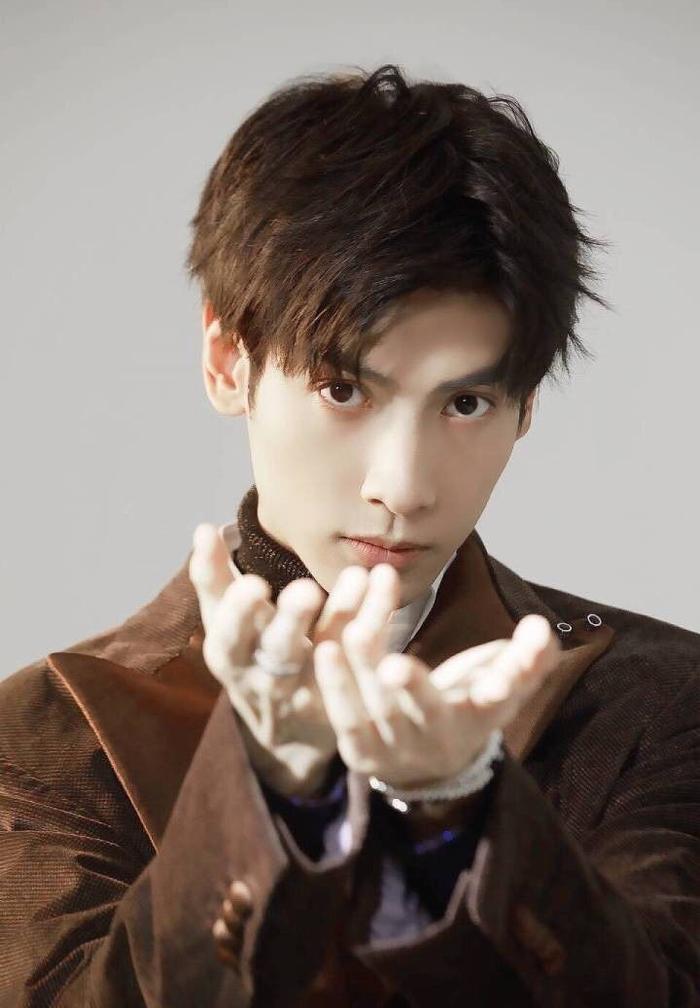 罗云熙是从二次元中出来的美男子，眉眼好看到不像话！