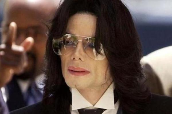 迈克尔·杰克逊儿子17岁了，轮廓鲜明五官立体，爸爸基因太强大