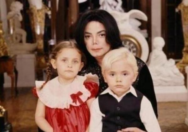 迈克尔·杰克逊儿子17岁了，轮廓鲜明五官立体，爸爸基因太强大