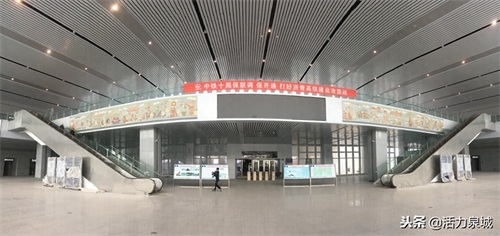 济青高铁章丘北站初露真容，站前广场绿化很美，最快1小时到青岛