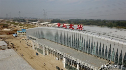 济青高铁章丘北站初露真容，站前广场绿化很美，最快1小时到青岛