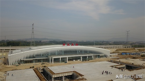 济青高铁章丘北站初露真容，站前广场绿化很美，最快1小时到青岛