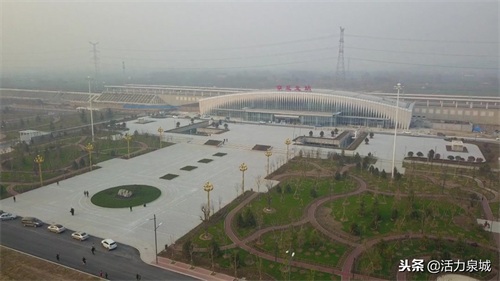 济青高铁章丘北站初露真容，站前广场绿化很美，最快1小时到青岛