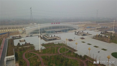 济青高铁章丘北站初露真容，站前广场绿化很美，最快1小时到青岛