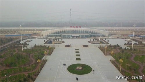 济青高铁章丘北站初露真容，站前广场绿化很美，最快1小时到青岛