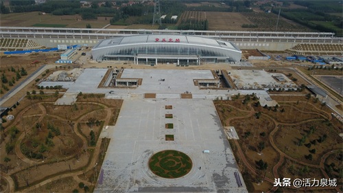 济青高铁章丘北站初露真容，站前广场绿化很美，最快1小时到青岛