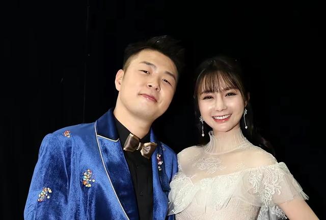 龙丹妮老公（沈梦辰现身支持老公话剧）