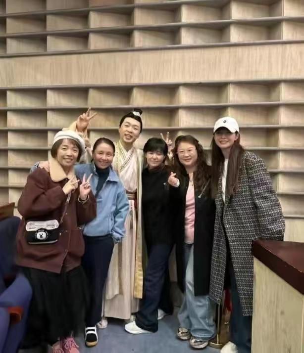 龙丹妮老公（沈梦辰现身支持老公话剧）