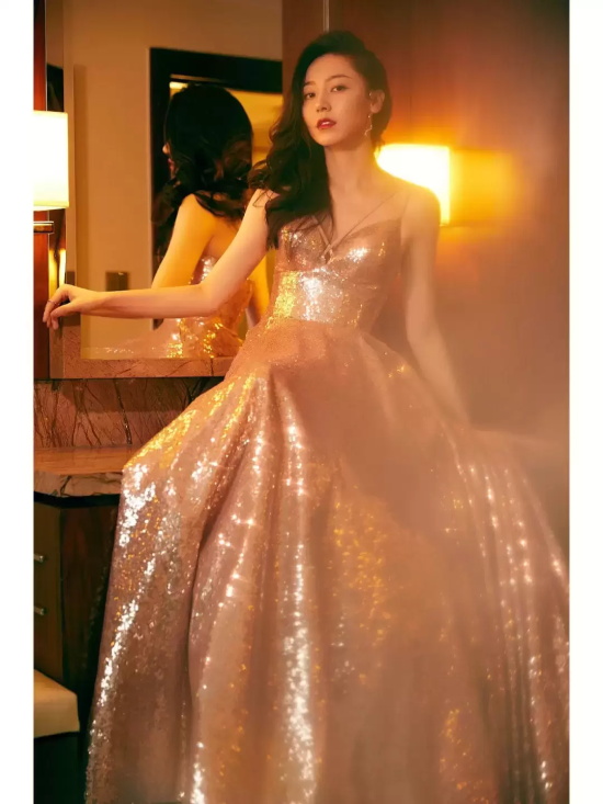 黄梦莹吊带礼服写真，一袭亮片华丽又贵气