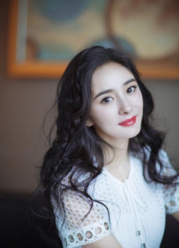 杨幂换发型了,双马尾搭配牛仔夹克衫,轻轻松松美回18岁!