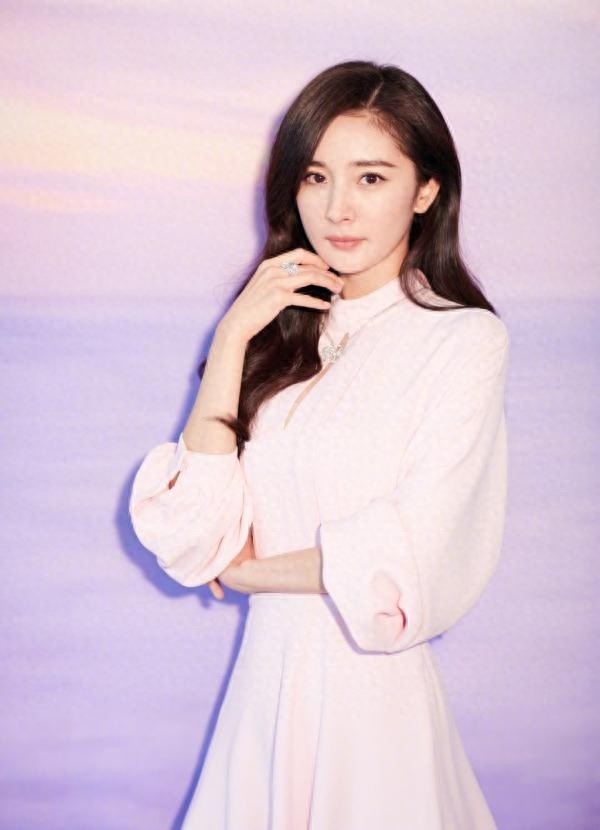 杨幂换发型了,双马尾搭配牛仔夹克衫,轻轻松松美回18岁!